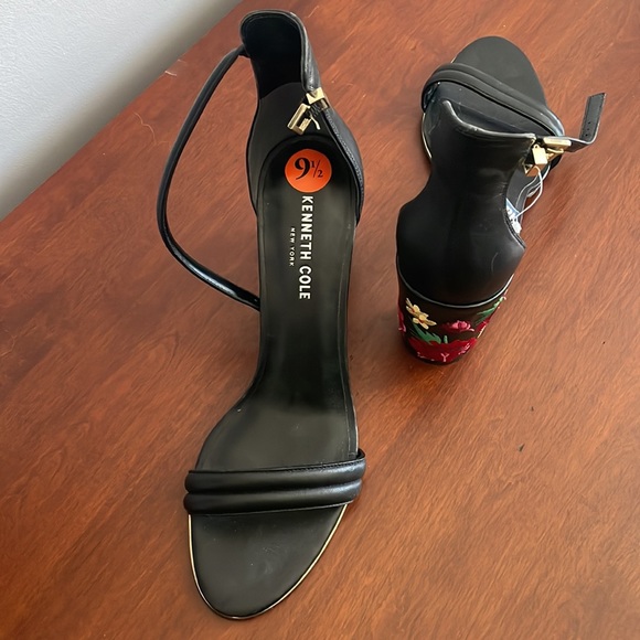 NWOT Kenneth Cole strapped chunky heels - Picture 3 of 4